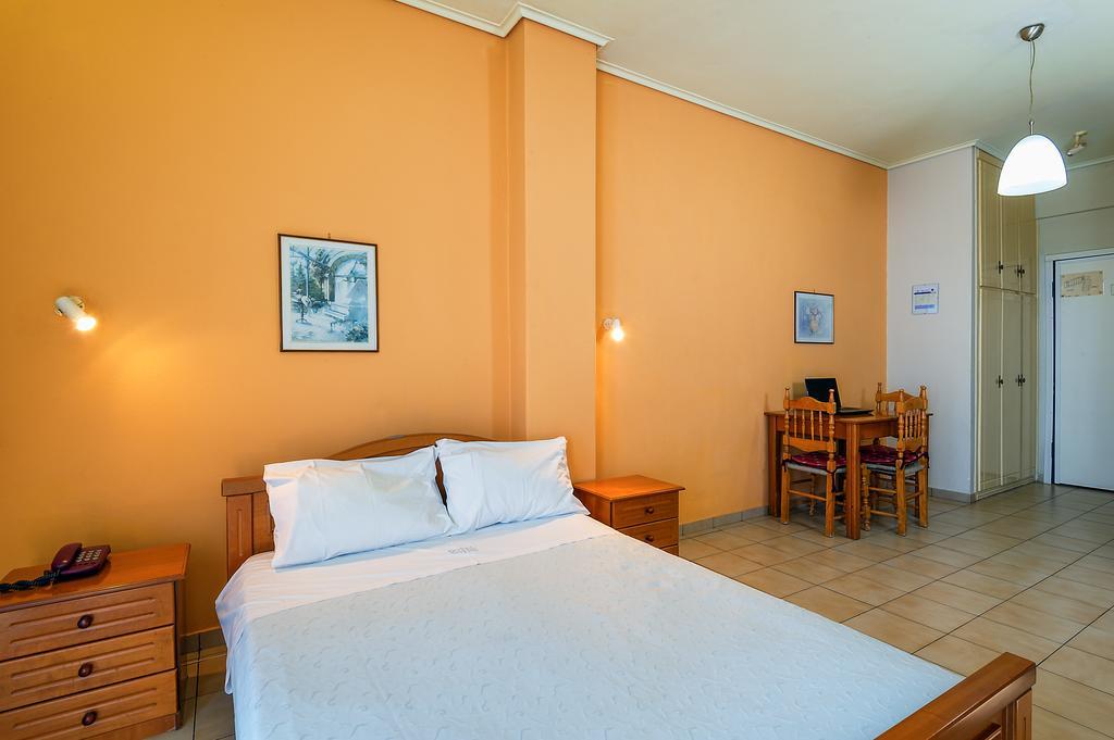 Hotel Fotini カラマタ 部屋 写真